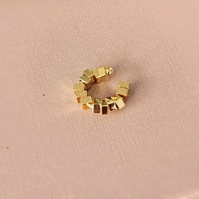 Piercing ouro detalhado