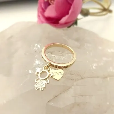 anel ouro aparador zirconias com 1 menina cravejada e um coração liso pendurados