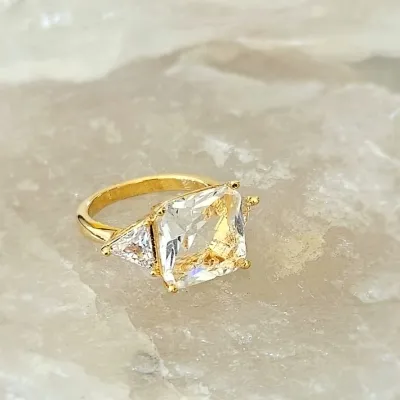 anel ouro quadrado cristal com 2 triângulos cristal
