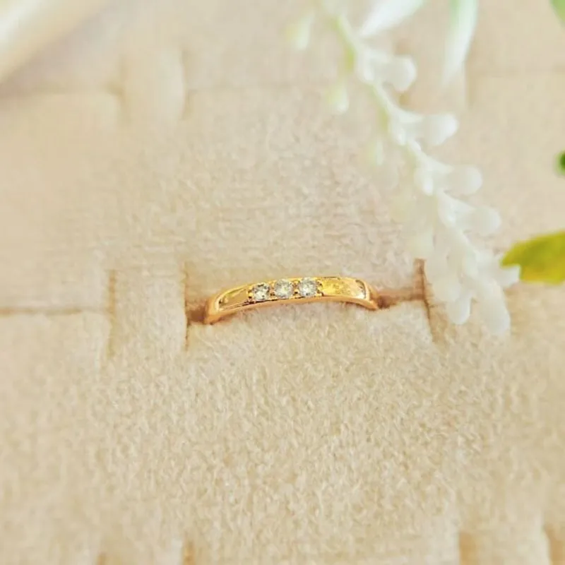 anel ouro quadrado liso com 3 zircônias cristais