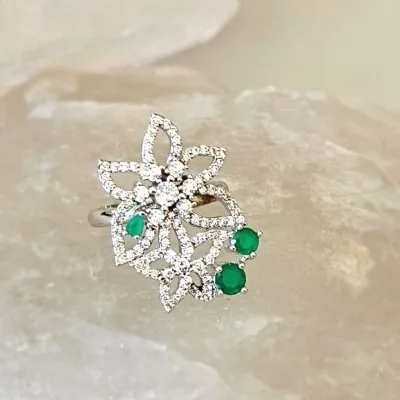 anel ródio 2 flores zircônias com poltos de cristal verde esmeralda