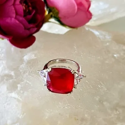 anel ródio cristal quadrado vermelho com 2 triângulos cristal