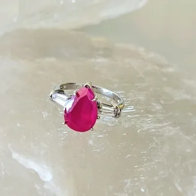 anel ródio gota cristal rubi com 2 trapézios cristal na lateral