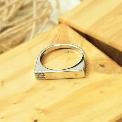 Anel rodio quadrado chapado liso com micro zirconia na ponta
