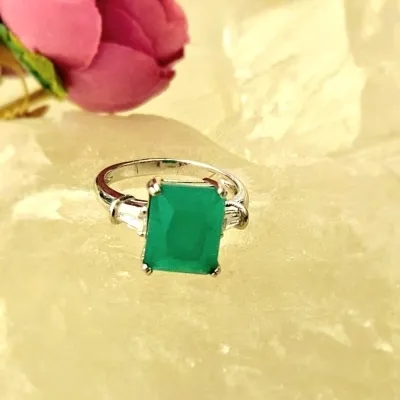 anel ródio retângulo cristal verde com 2 trapézios cristal na lateral