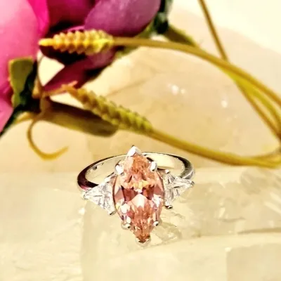 anel ródio losango cristal rosa com 2 triângulos cristal