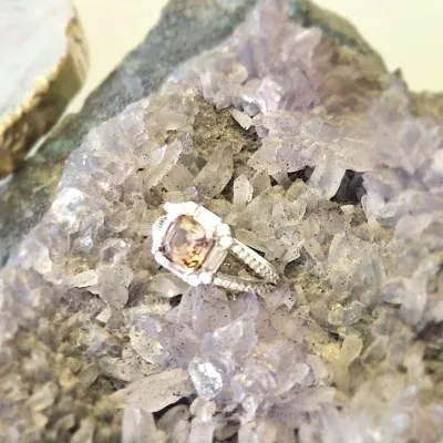 anel ródio quadrado cristal morganita com canutos e zircônias