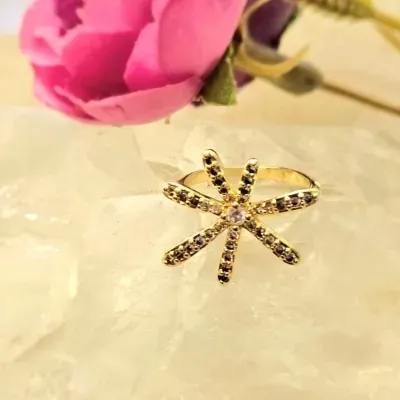 Anel ouro flor com pétalas finas de zircônias