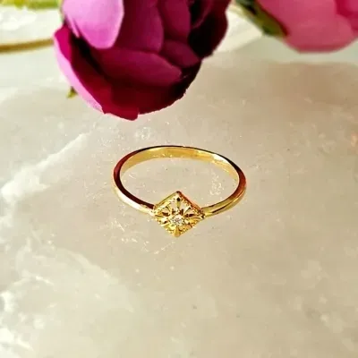 anel ouro liso meio losango vazado com 1 zirconia no meio