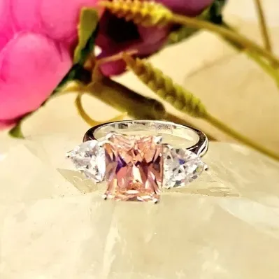 anel ródio retângulo cristal rosa com 2 corações cristal na lateral