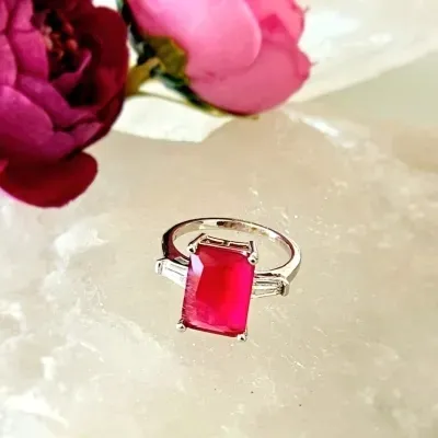 anel ródio retângulo cristal vermelho com 2 trapézios alongados cristal na lateral