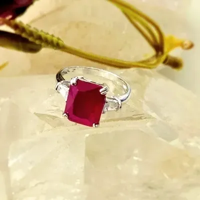 anel ródio retângulo cristal vermelho com 2 trapézios cristal na lateral