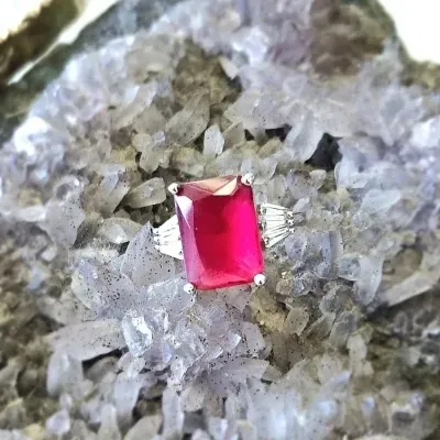 anel ródio retângulo cristal vermelho com 2 triângulos navetes na lateral