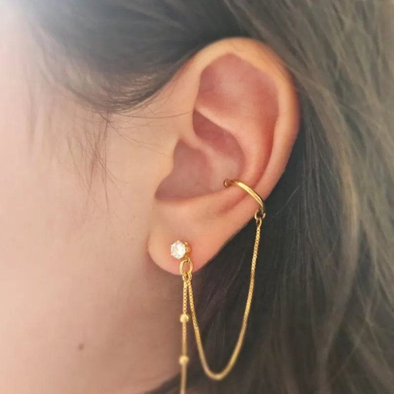 brinco ouro base bolinha cristal + 2 cordinhas penduradas com bolinhas lisas no meio sendo 1 sobe piercing