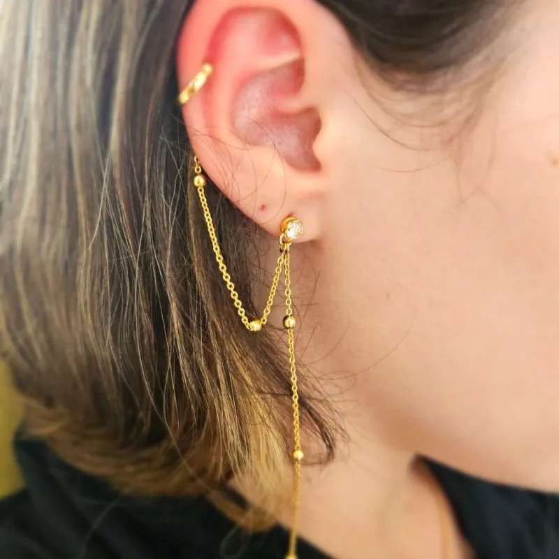 brinco ouro base bolinha cristal + 2 cordinhas penduradas com bolinhas lisas no meio sendo 1 sobe piercing