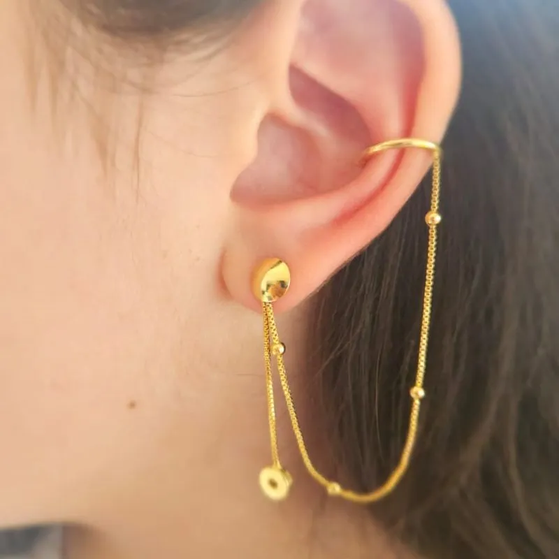 brinco ouro base bolinha lisa + 2 cordinhas penduradas sendo 1 com bolinhas lisas no meio e sobe piercing