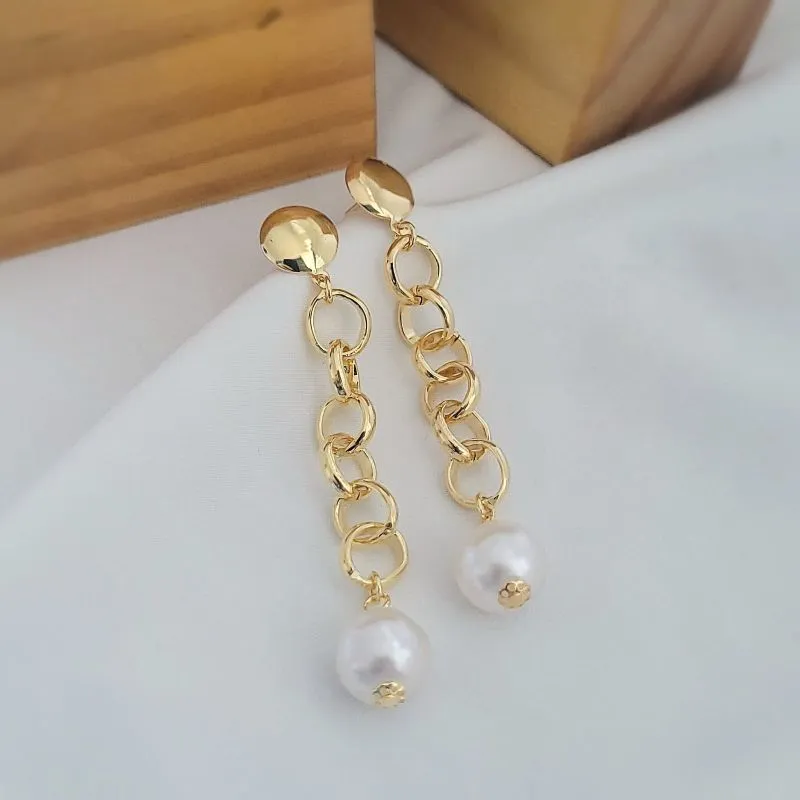 brinco ouro elos e perola pendurada