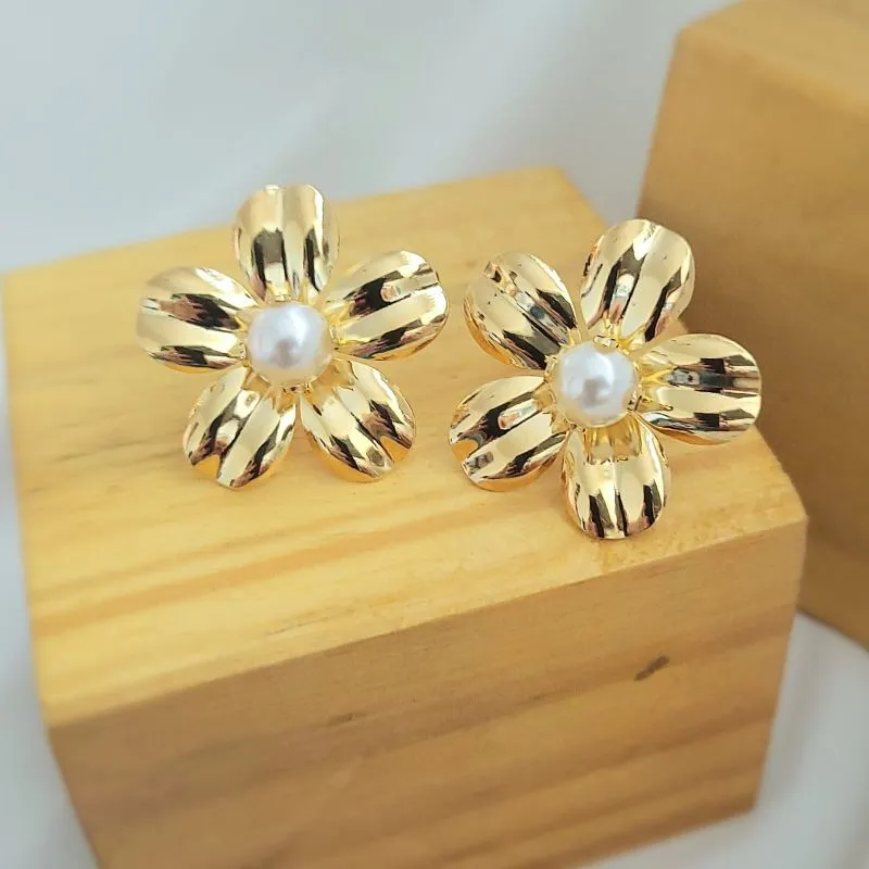 brinco ouro flor com uma perola no meio