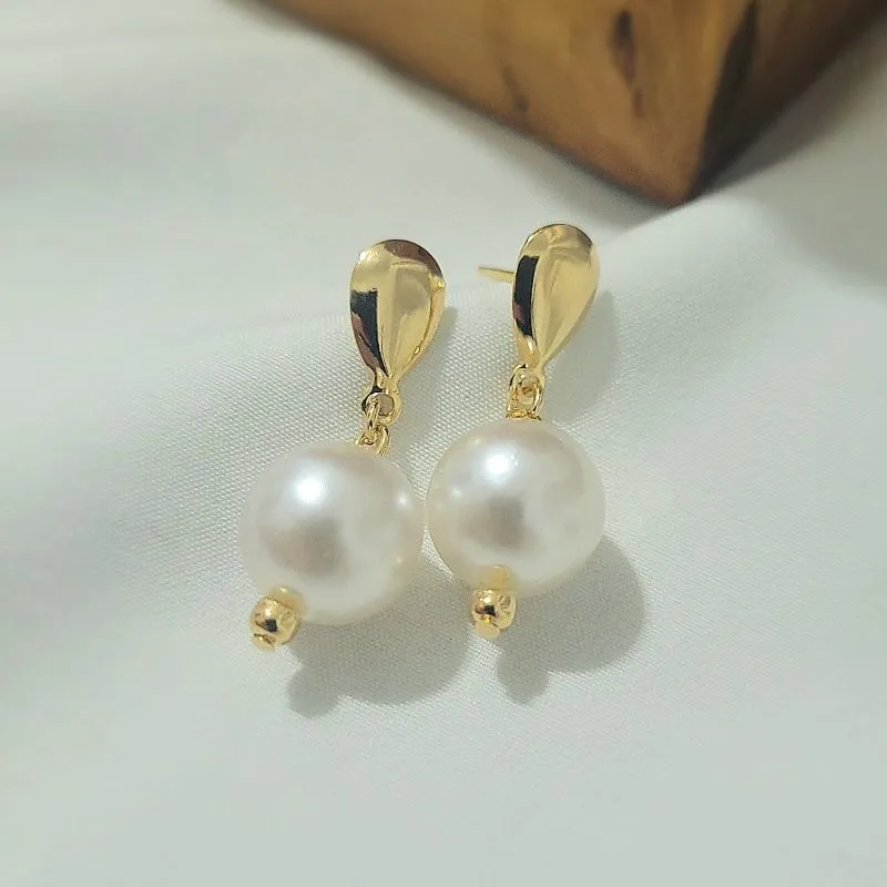 brinco ouro gota lisa e perola pendurada
