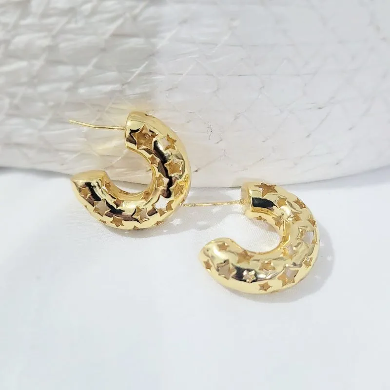brinco ouro meia argola com desenho de estrelas