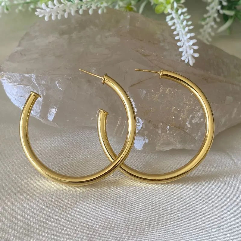 brinco ouro meia argola tubo fino riscado 6,5cm