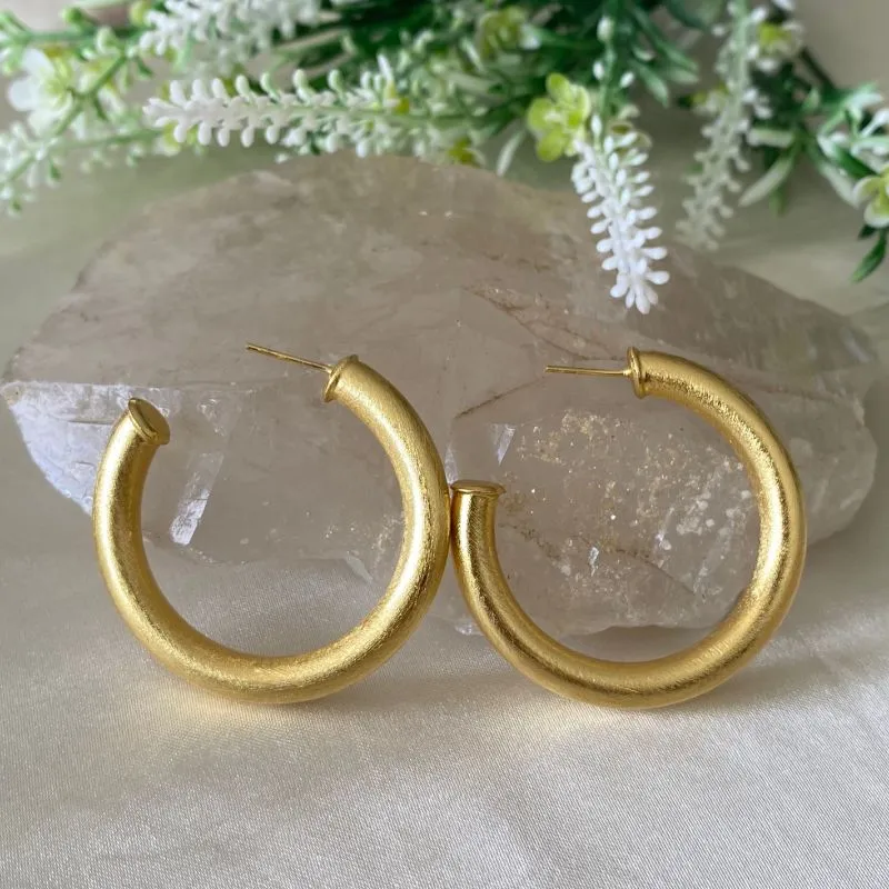 brinco ouro meia argola tubo riscado 4,5cm