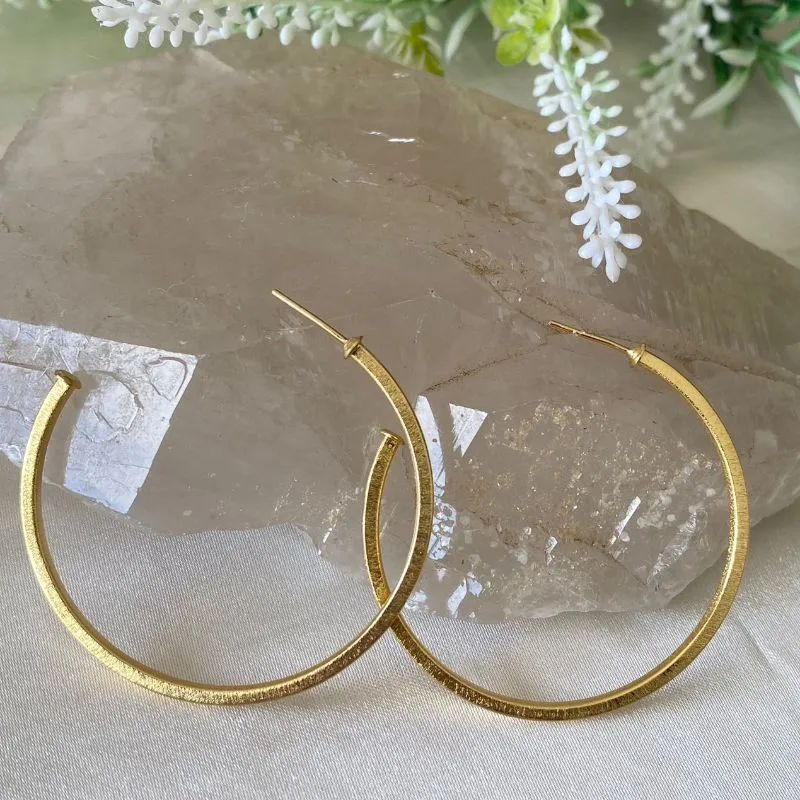 brinco ouro meia argola tudo quadrado fino riscado 4,5cm