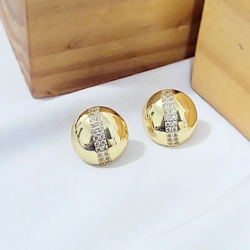 brinco ouro meia bola com 2 fileiras cravejadas no meio