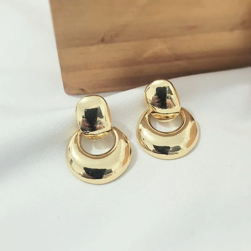 brinco ouro oval com 1 argola pendurada