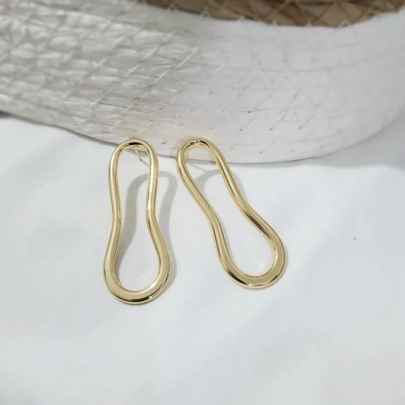 brinco ouro oval vazado liso
