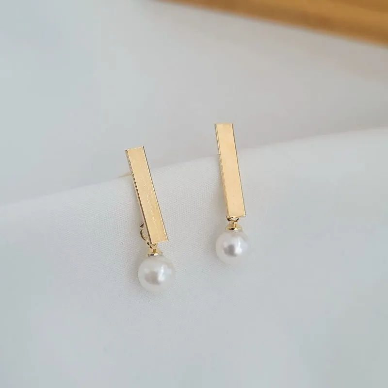 brinco ouro palito com 1 perola pendurada