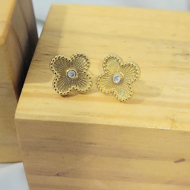 brinco ouro inspiração van cleef com ponto de luz no meio