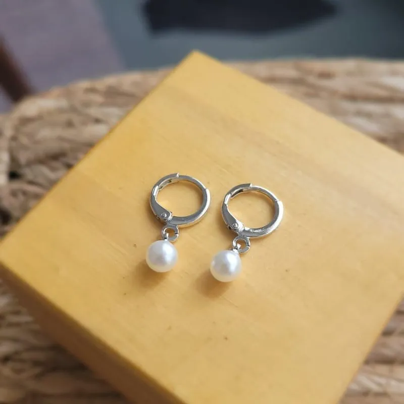 brinco rodio argola com perola pendurada