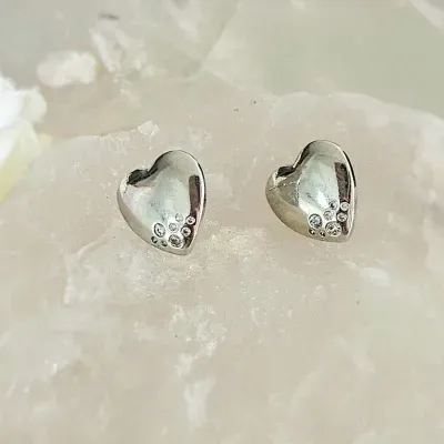 brinco ródio coração liso grande com zircônias na ponta