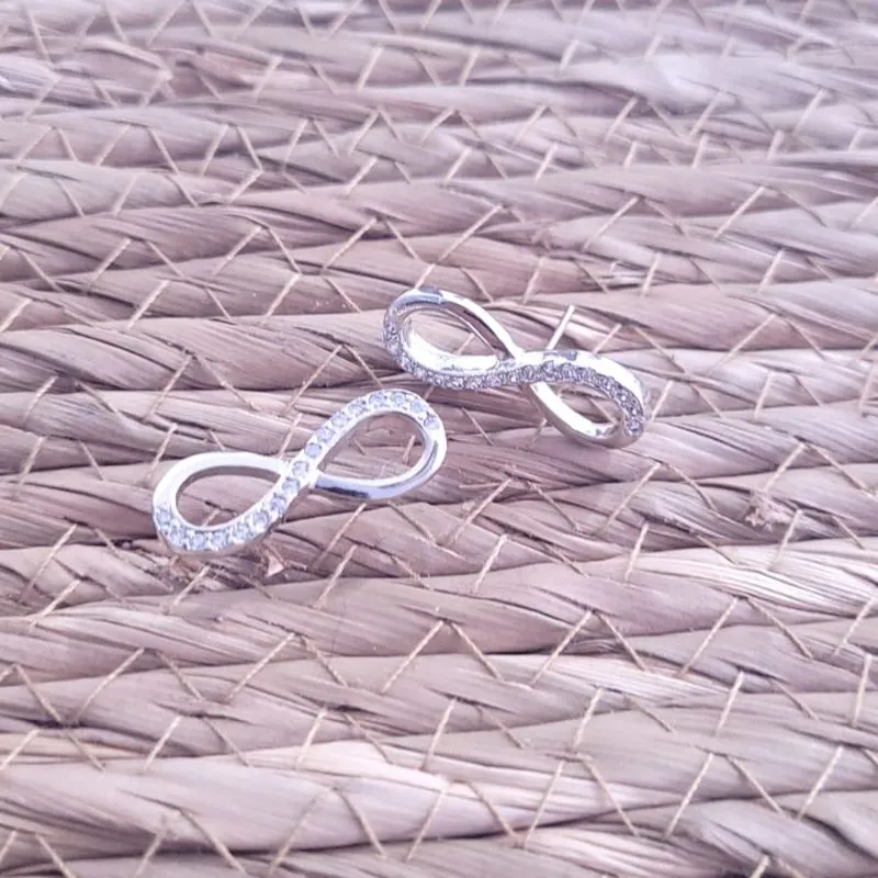 brinco rodio infinito meio cravejado cristal