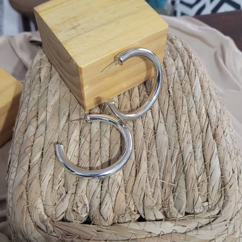 brinco rodio meia argola tubo liso 5cm