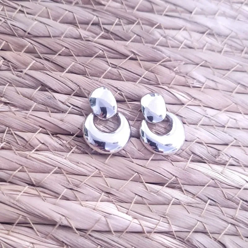 brinco rodio oval com 1 argola pendurada