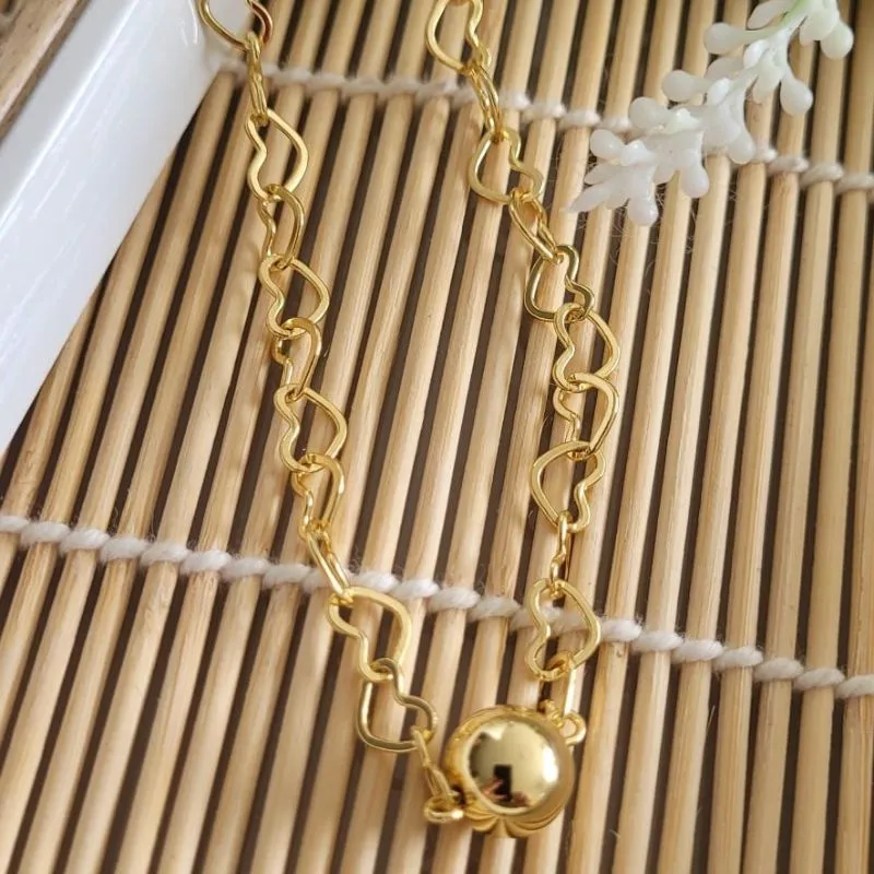 colar ouro choker bola lisa com corrente de coração