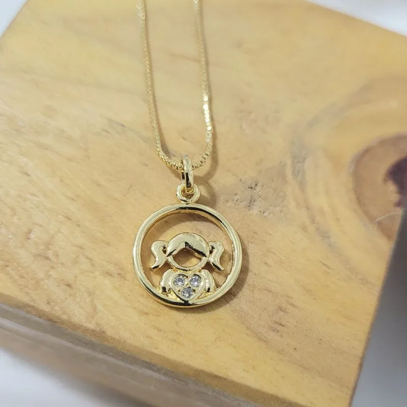 colar ouro circulo vazado com menina cravejada