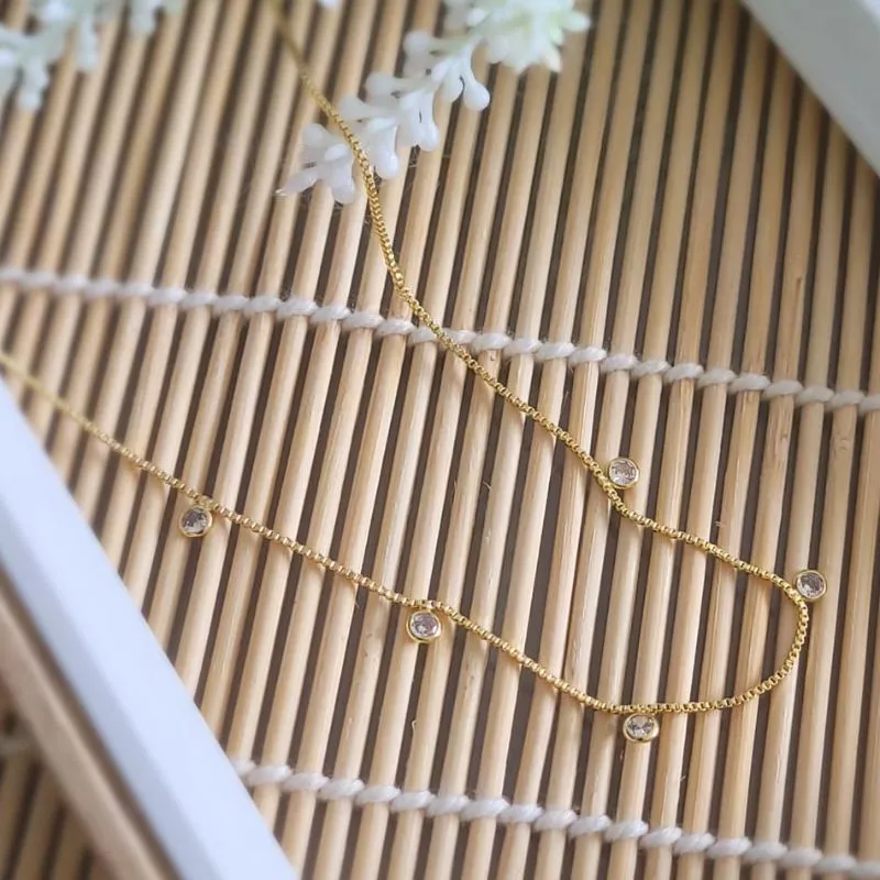 colar ouro com pontos de luz cristal