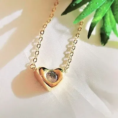 colar ouro coração com ponto de luz no meio