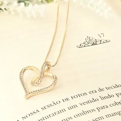 colar ouro coração vazado com nó meio