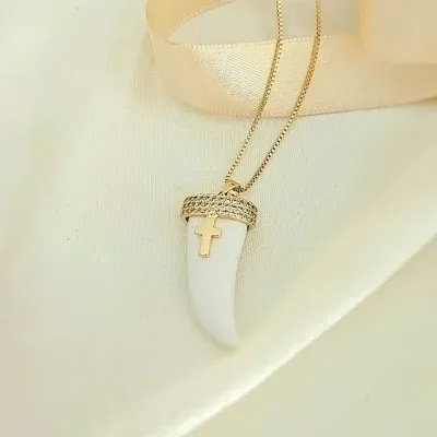 colar ouro dente de sabre branco com base em zirconias e cruz