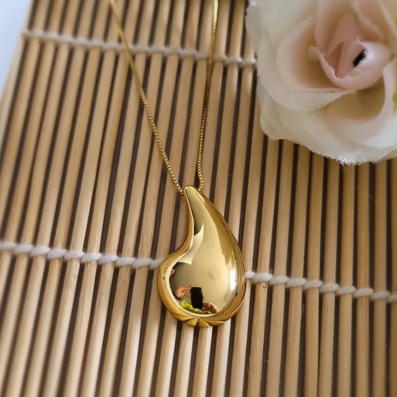 colar ouro gota curvada lisa