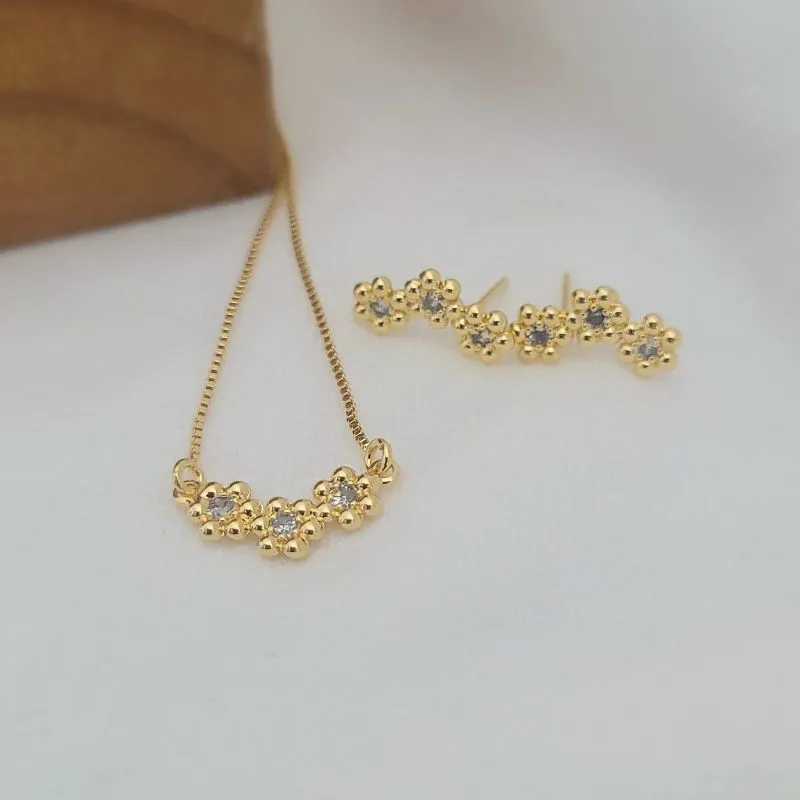 conjunto ouro 3 flores cravejada no meio