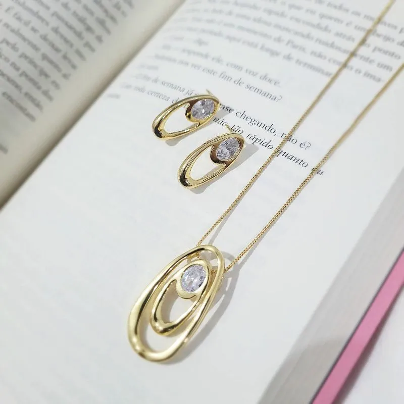 conjunto ouro oval com ponto de luz no meio