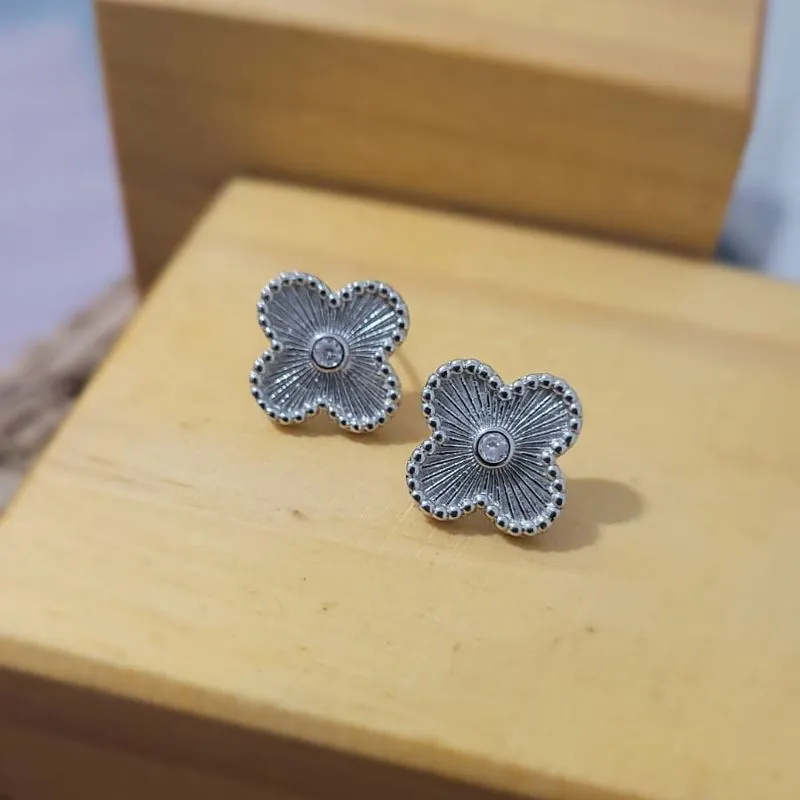 brinco rodio van cleef com ponto de luz no meio