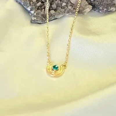 colar ouro cartier meia mandala pedra verde