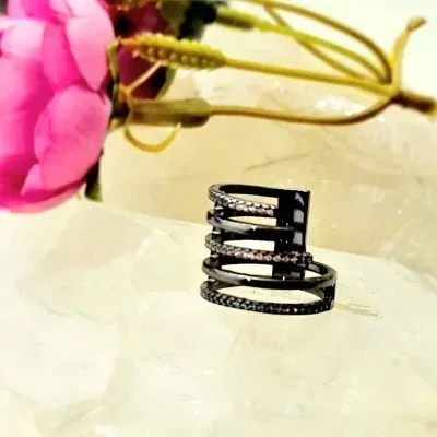anel ródio negro 5 linhas cortadas com zircônias rosa, verde e alaranjada