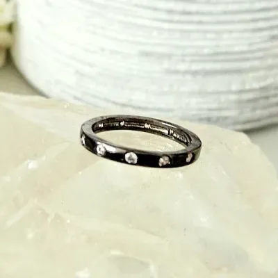 anel rodio negro aparador liso toda volta com zirconias intercaladas